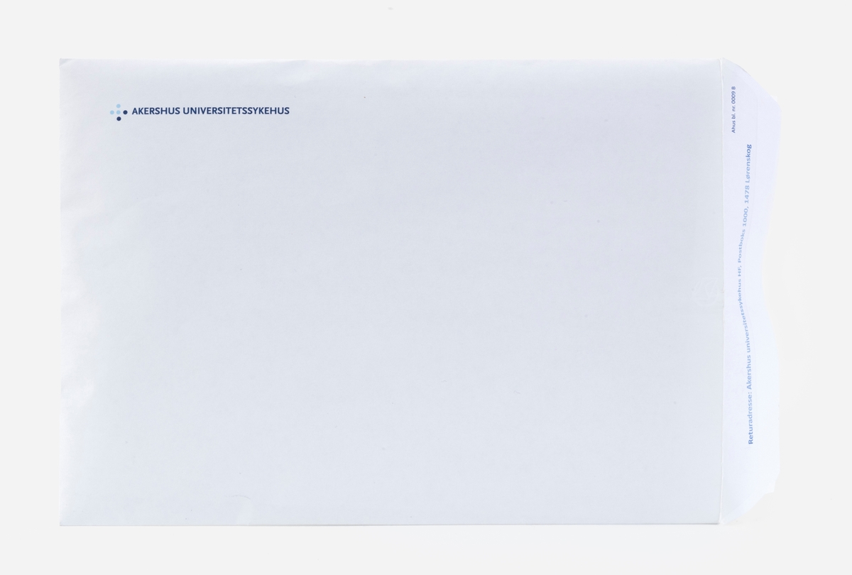 En hvit konvolutt uten påskrift, men med logo til Akershus Universitetssjukehus, med følgende innhold: Pakker med medikamenter og skriftlig informasjonsmateriell i form av fotostatkopier.