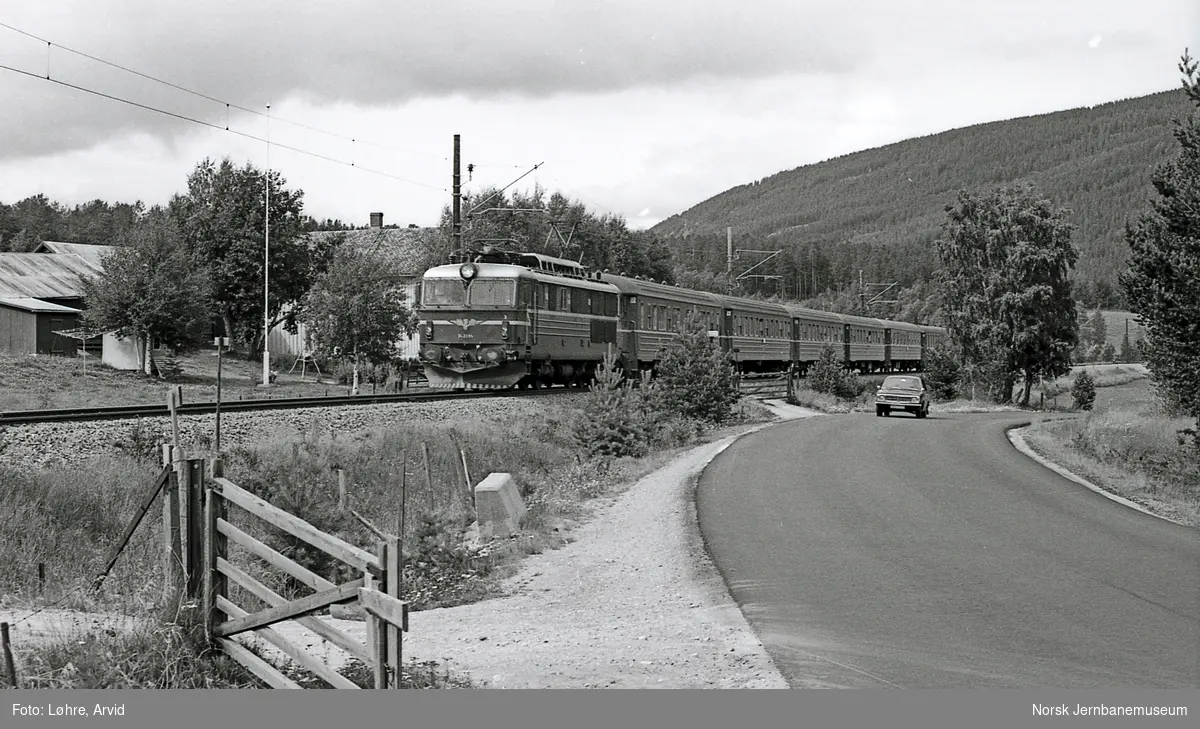 Elektrisk lokomotiv El 14 2164 med ekspresstog fra Trondheim til Oslo S mellom Brennhaug og Dovre stasjoner på Dovrebanen
