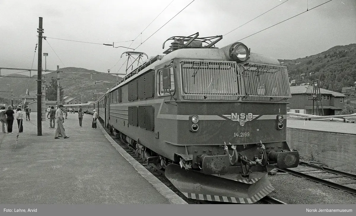Elektrisk lokomotiv El 14 2199 med ekspresstog fra Bergen til Oslo S, tog 62, på Ål stasjon