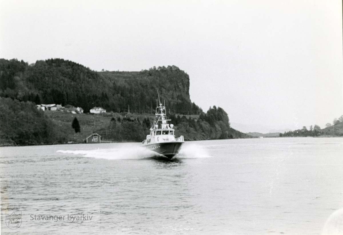 Sjuketransportbåten "Rygerskyss" døpes av Else Marie Henriksen på Stjernarøy.