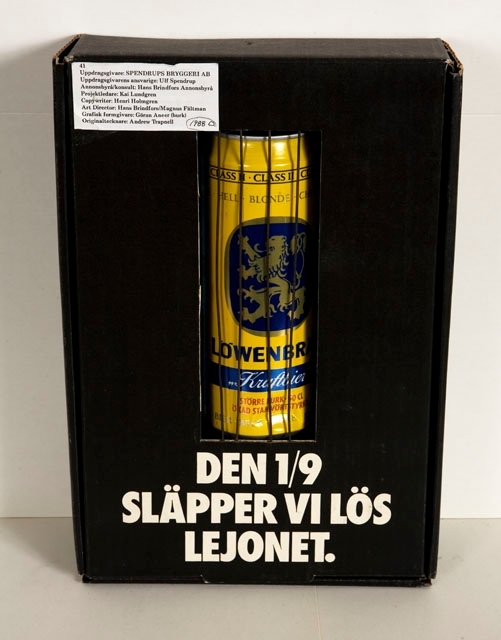 Svart kartong med en Löwenbräu ölburk i bakom galler. På ölburken ett lejon i guld
och blått.

DEN 1/9 SLÄPPER VI LÖS LEJONET.