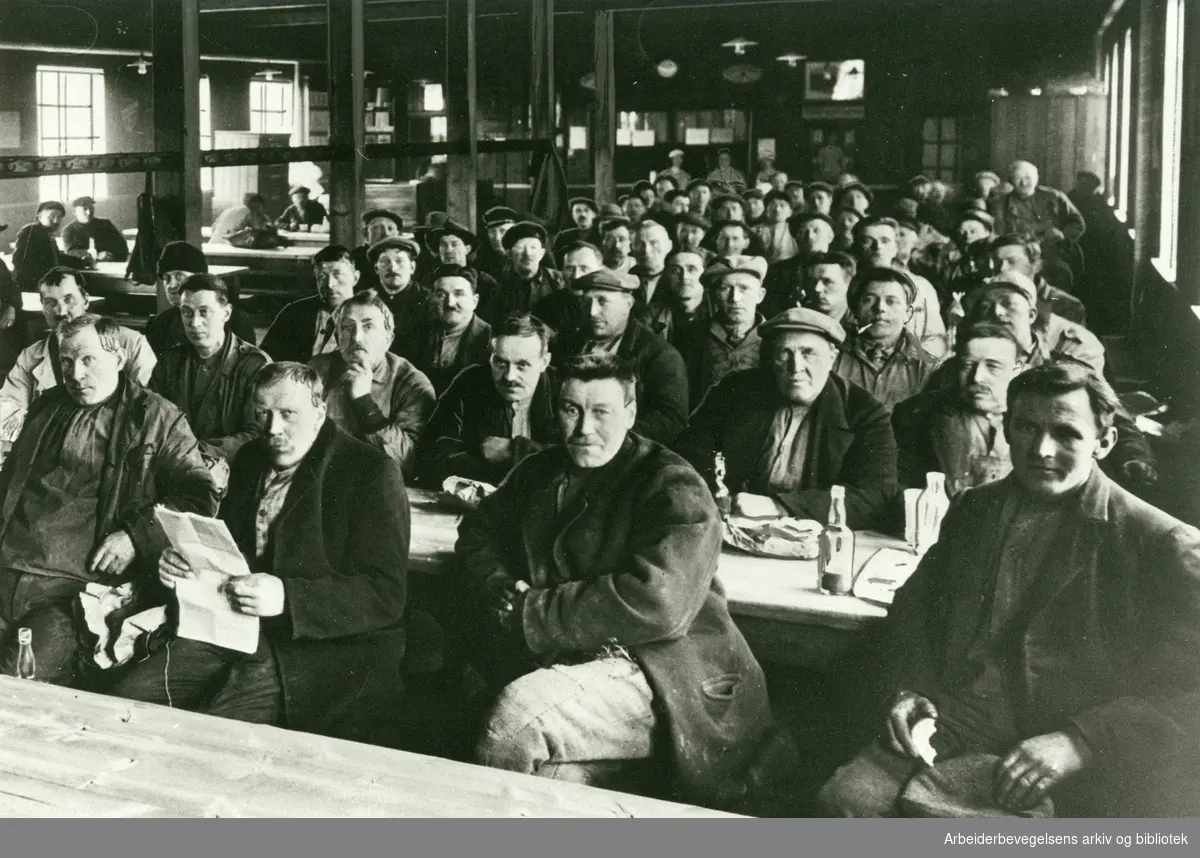 Lossearbeiderne på Oslo havn fikk en etterlengtet spise- og ventehall på utstikker 2 i 1928. Dette fotografiet er tatt under en matpause en gang i 1932.