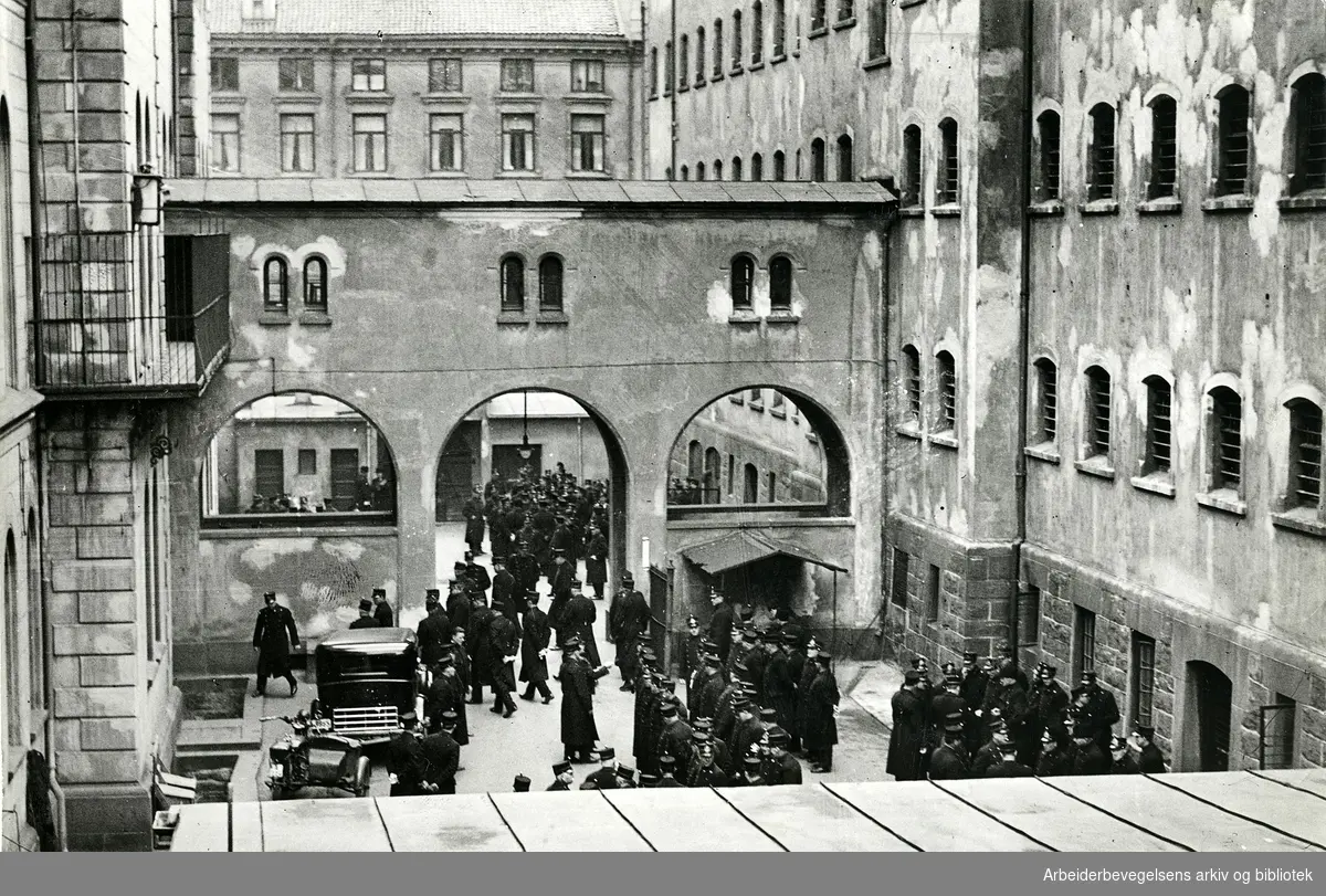 Fra bakgården til Oslo politistasjon i Møllergata 19. Politiet mobiliserer i forbindelse med demonstrasjon foran Stortinget til støtte for DNAs og LOs krisekrav. Midt på bildet den såkalte "Sukkenes bro". April 1932