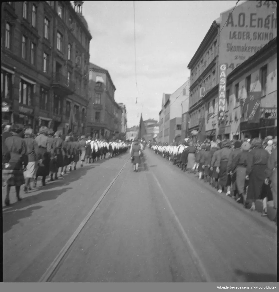 1. Mai 1932 på Grünerløkka. .Demonstrasjonstoget fotografert i Thorvald Meyers gate.