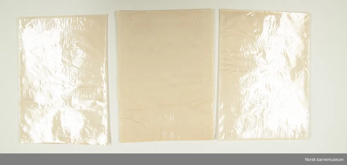 Tre glansbilderplater og de originale konvoluttene de var oppbevart i. 