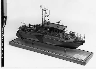 Fartygsmodell av hydrofonbojfartyget EJDERN. Modellens bemålning relativt klumpigt utförd. Fönster och påklistrade dekaler. Samtliga detaljer kraftigt pålimmade.