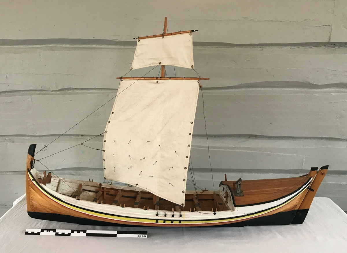 Båtmodell av en fembøring med høtt/klepp, øsekar, båtshakk og 13 årer

