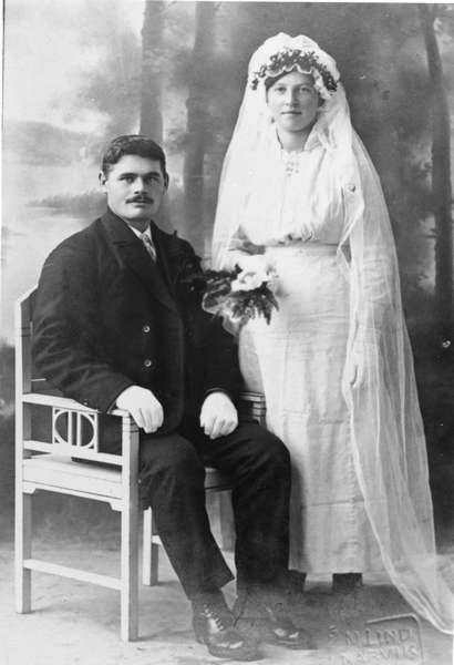 Brudebilde av ekteparet Ingvald Peder Amundsen og Magnhild Sofie Martinussen. 