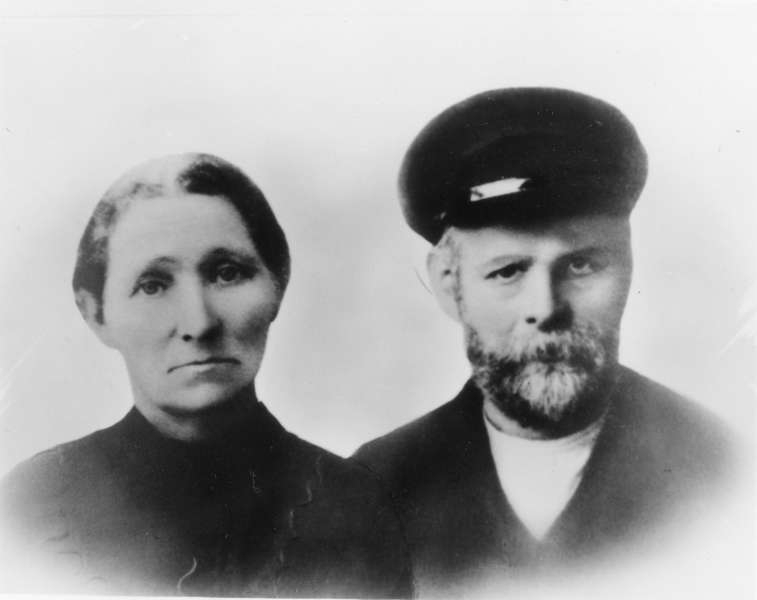 Portrettbilde av ekteparet Karl Martin Danielsen og Henriette Randine Eriksdatter, bosatt i Steinland i Øksnes.
