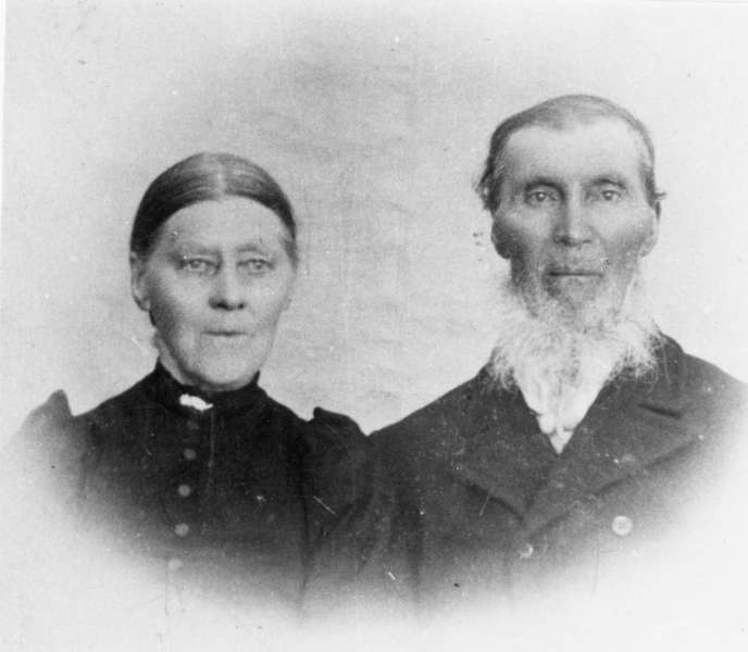 Ekteparet Henrikka Kristina Kristoffersdatter og Peter Henning Kristian Pedersen, bosatt i Bollvågen i Øksnes.