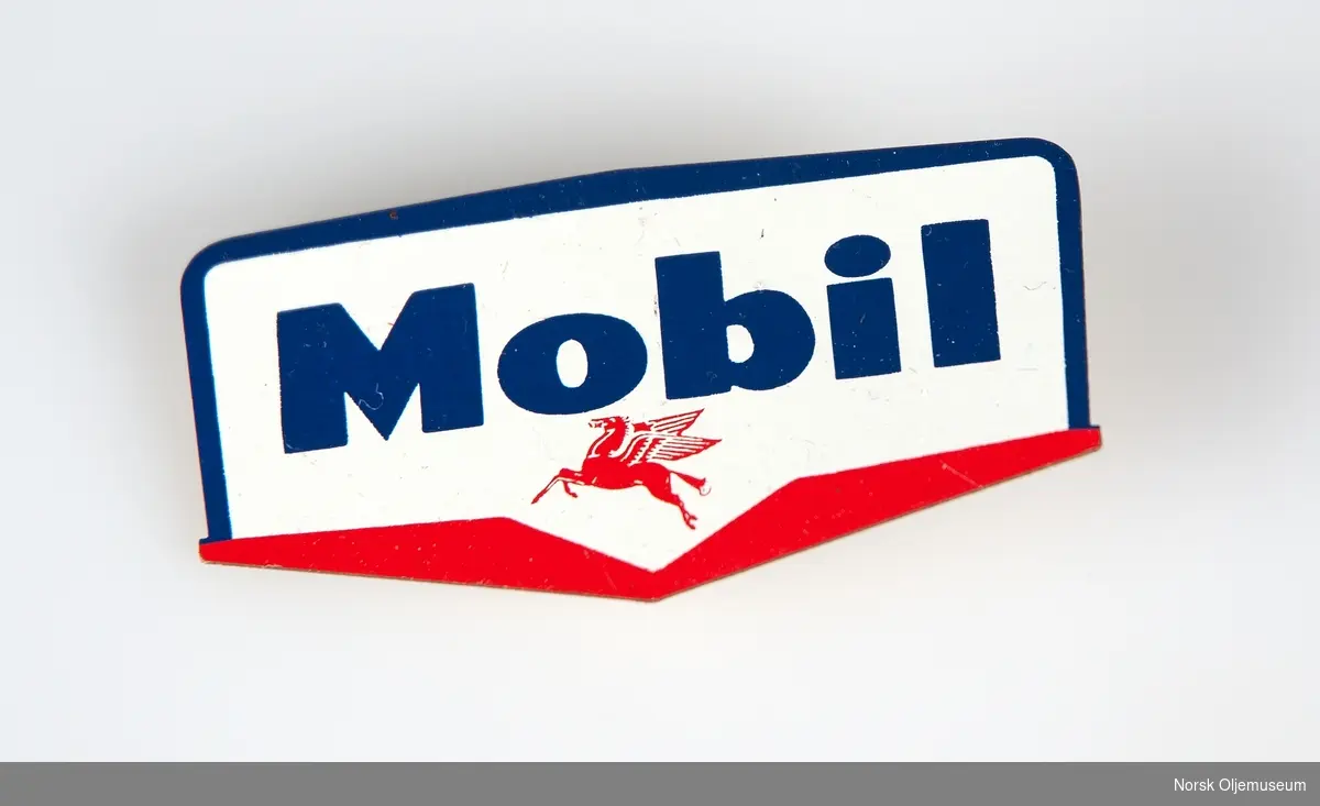 Metallskilt med logoteksten Mobil samt selskapets flyvende hest. 