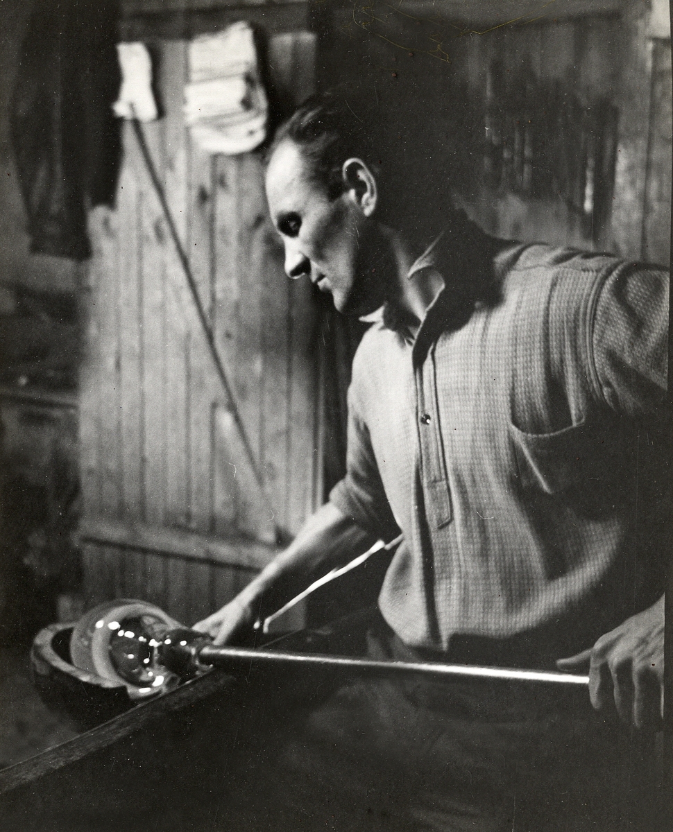 Orrefors glasbruk.
Glasblåsare Harald Andersson formar en glaspjäs.