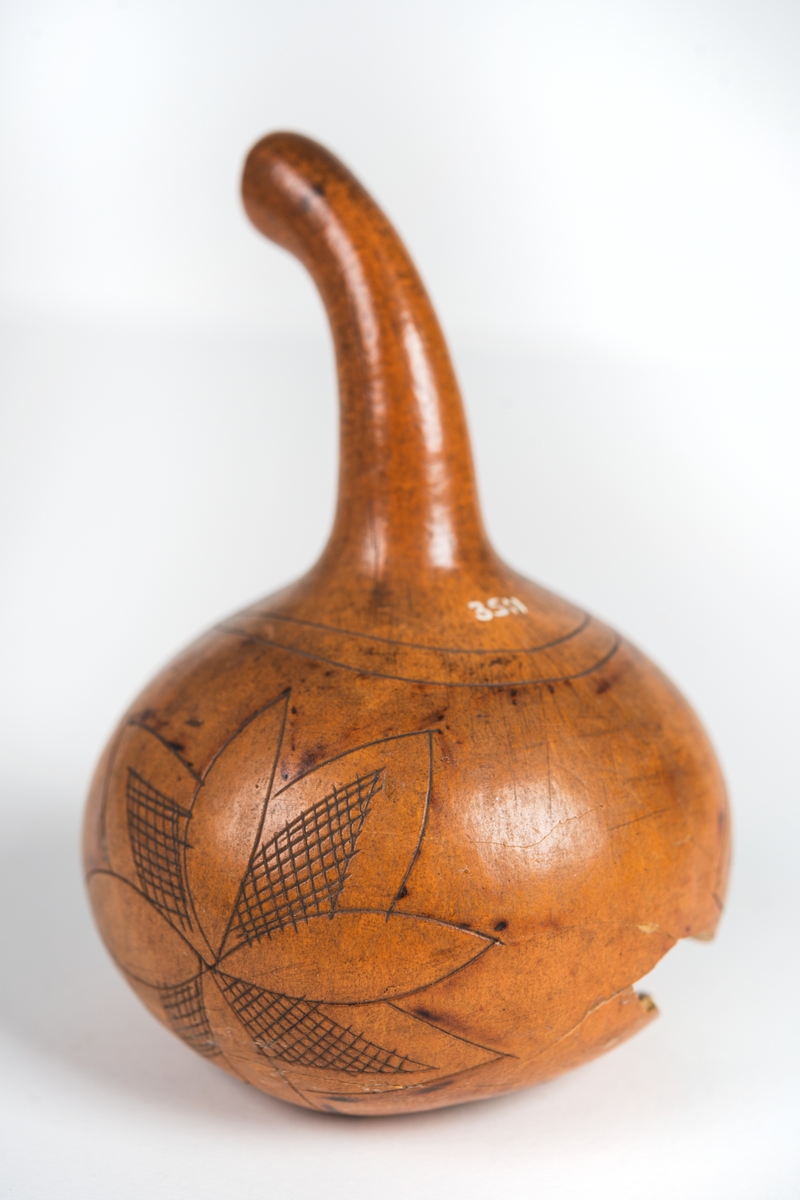 Kärl gjort av en tuktad, torkad gurka från Japan. Päronformat med stark insvängning i mitten. Litet hål upptill. Från fregatten Vanadis världsomsegling 1883-1885.