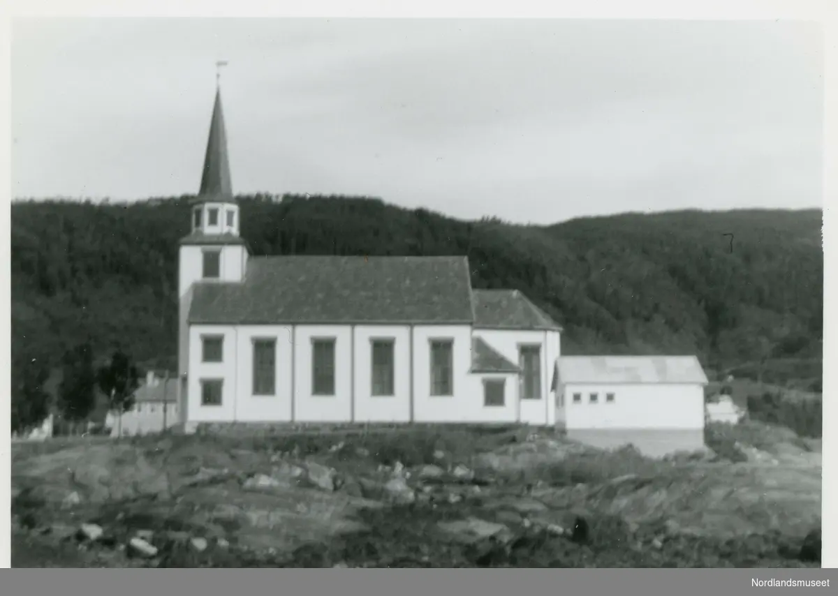 Nordfold kirke. Den gamle kirken som brant i januar 1975.