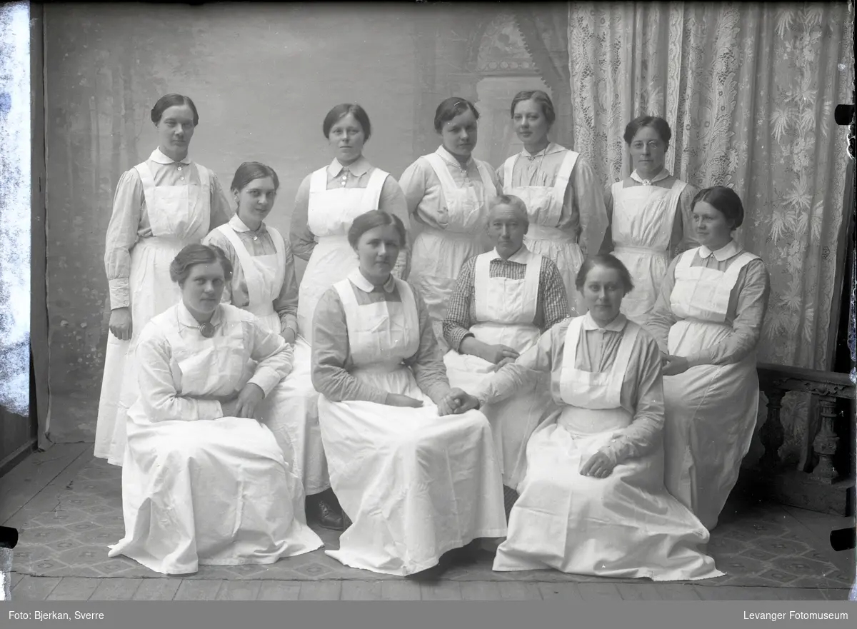 Gruppebilde av kvinner, sykepleieelever