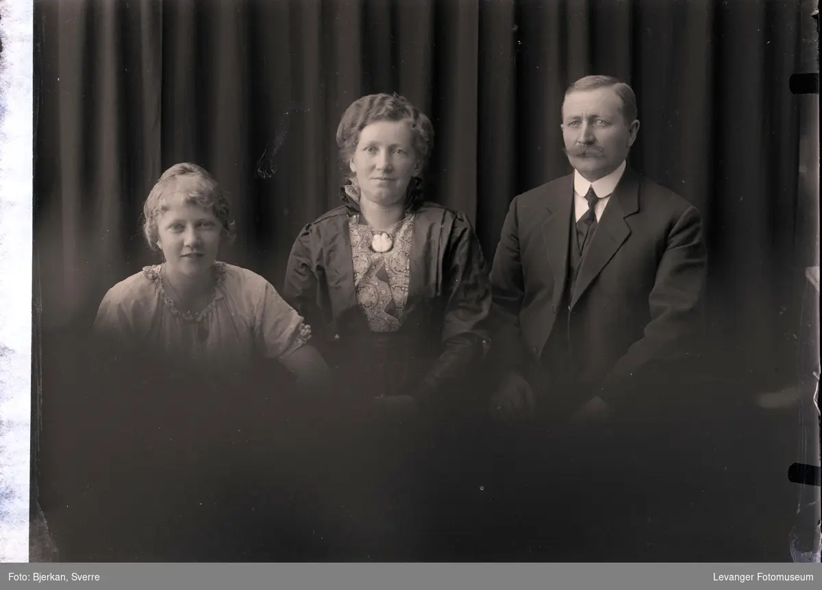 Gruppebilde av familien Severin Julius, Ida Fredrikke og Agnes Munkeby