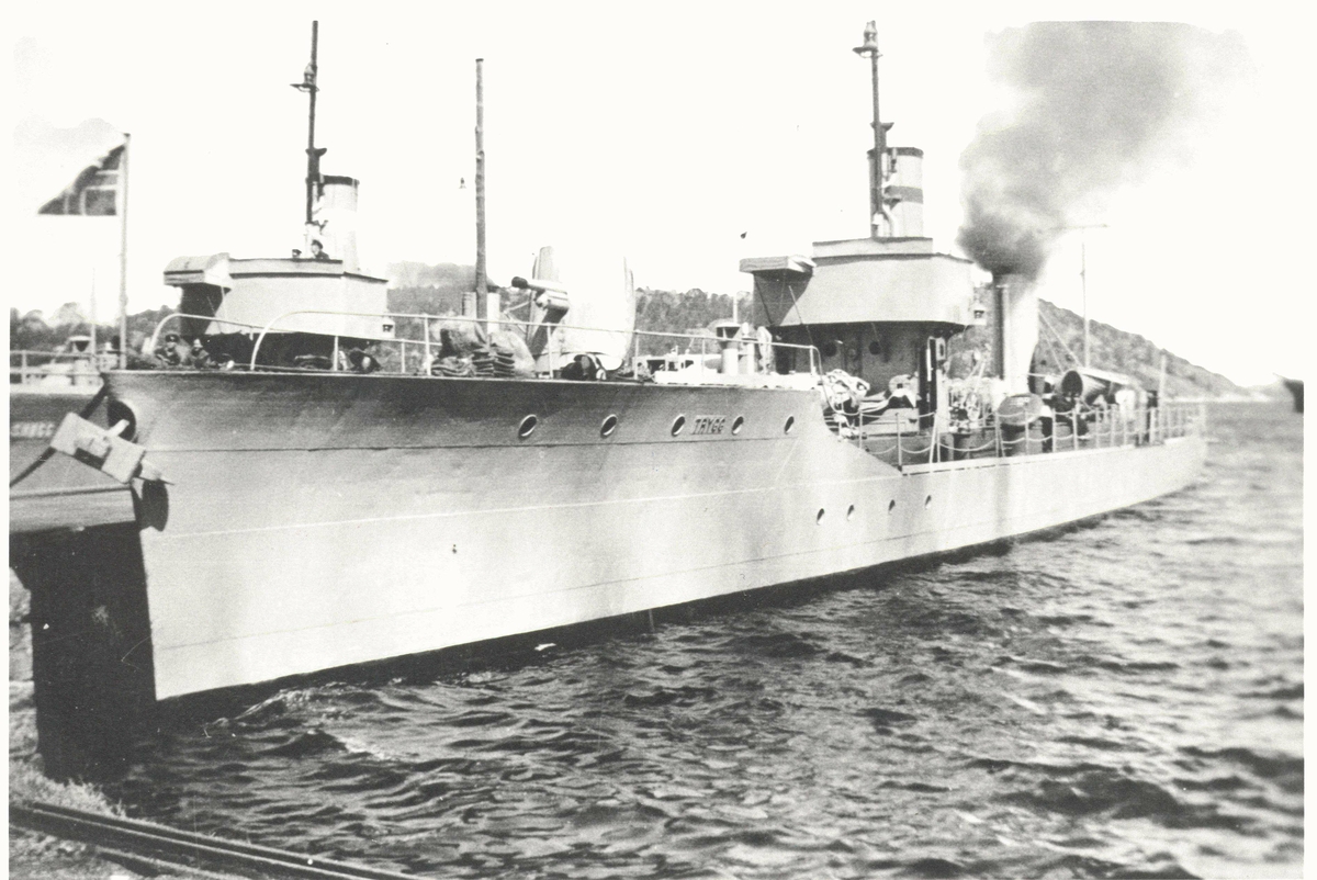 Motiv: Stor torpedobåt TRYGG. Babord baug. Marvika 1930.