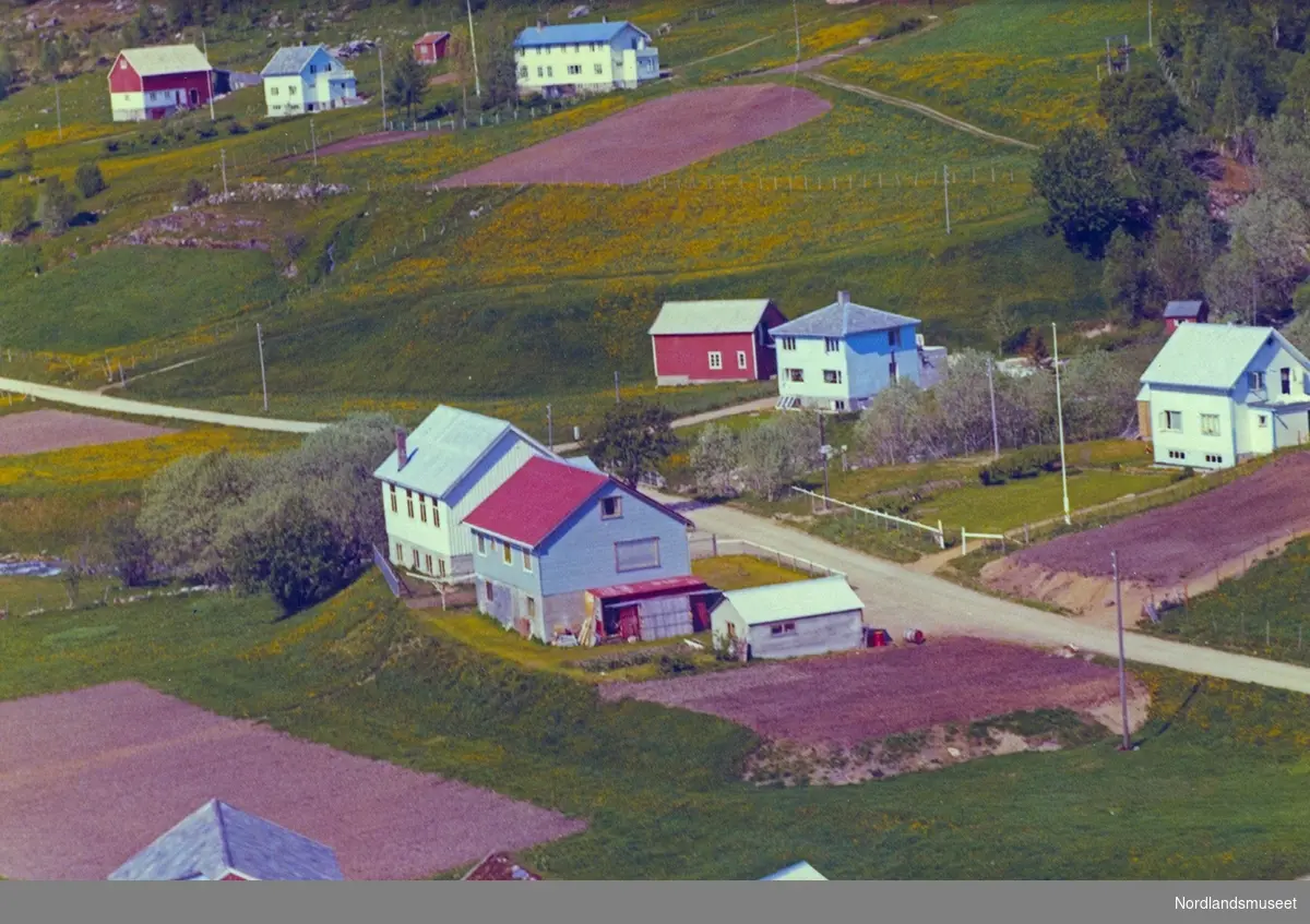 flyfoto av flere eiendommer i Kildal Midt på bildet: b.nr.28 eier Karl Kildal