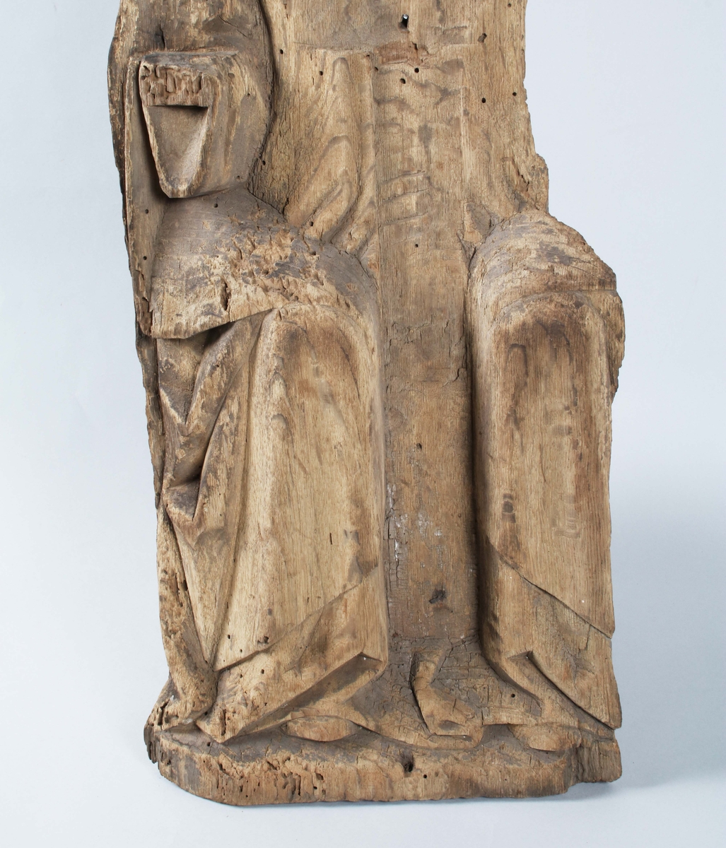Träskulptur "Nådastolen", 1400-tal, mycket defekt (träbortfall); all färg borta. Sittande frontalt; båda armarne saknas; krucifixet saknas; värkar besynnerligen platt. Maskstungen. Proveniens Tärby kyrka.

Nådastolen är ett motiv som uppkommer på 1100-talet men som i den kyrkliga konsten under 1400-talet får ett rejält uppsving. Motivet, som är en treenighetsframställning visande fadern, sonen och den helige ande, finns återgivet i flera olika media, till exempel i muralmålningar, på smycken och i altarskåp. Det visar hur Gud, iförd krona eller påvetiara, sitter på en tronstol och håller upp och visar fram den döde Jesus för betraktaren med den Helige Andes duva svävande bredvid eller sittande på korset. (Historiska museet)

Tärby kyrka härstammar troligen från 1200-talet. Under 1700-talet renoverades kyrkan och de gamla målningarna som då gjordes, målades över under 1800-talet. Kyrkan vilar förmodligen på en forntida offerplats, som var centrum för en kulturbygd sedan årtusenden. (Svenska kyrkan)