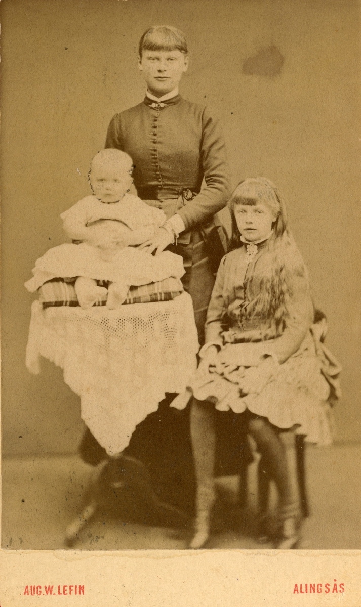 Porträtt av Bib Adelsköld (till höger) tillsammans med en kvinna, troligen hennes syster Annie Wallenberg (f. Adelsköld), och en bebis.