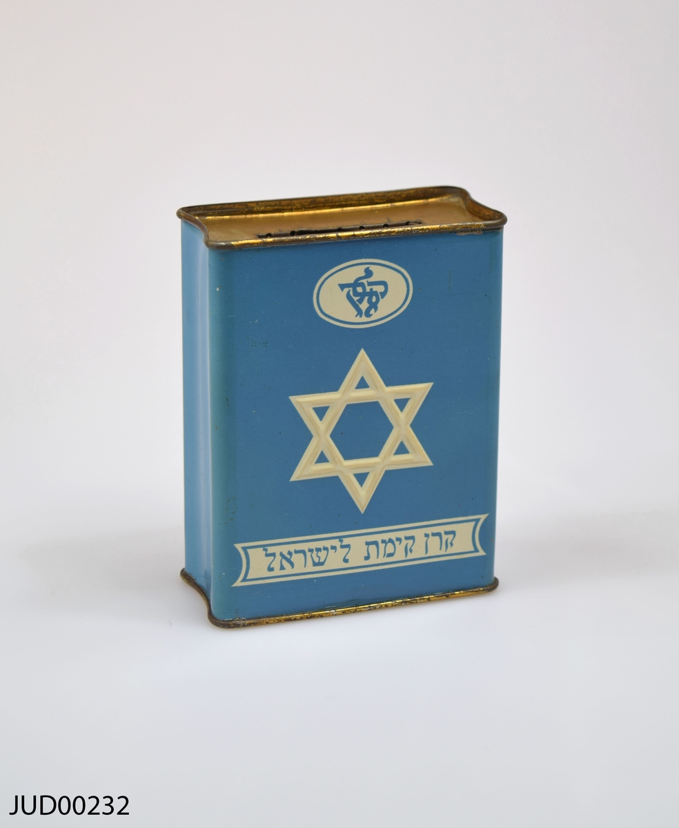 Insamlingsbössa, tillverkad av plåt och sedan målad med blågrön färg. Dekorerad med vit stjärna samt hebreisk text. Låst och saknar nyckel.