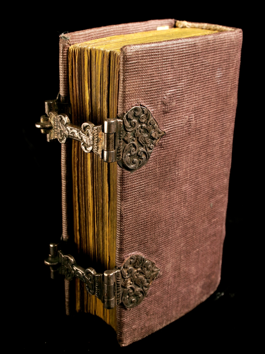 Siddur med canvasklädd träpärm och silverspännen. Boken är tryckt på papper och enligt blyertstext i boken ska den vara tryckt i Amsterdam 1750. Skriven på hebreiska.