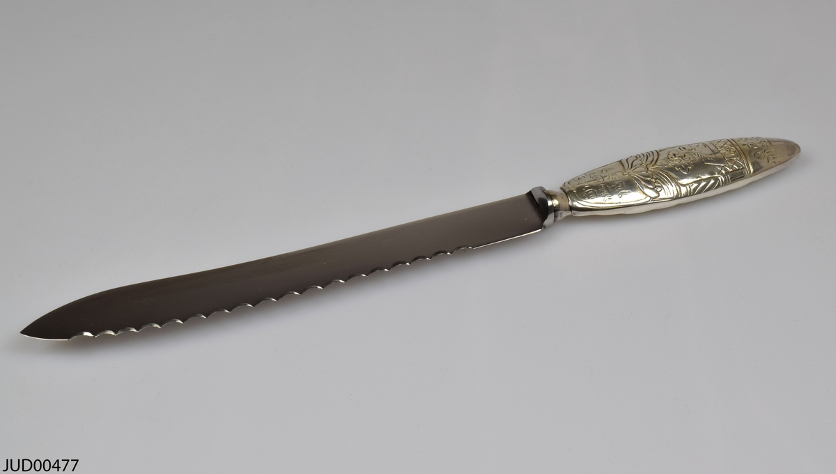 Challakniv tillverkad av silver, med flätad dekor på handtagets ena sida och shabbatmotiv på andra sidan.