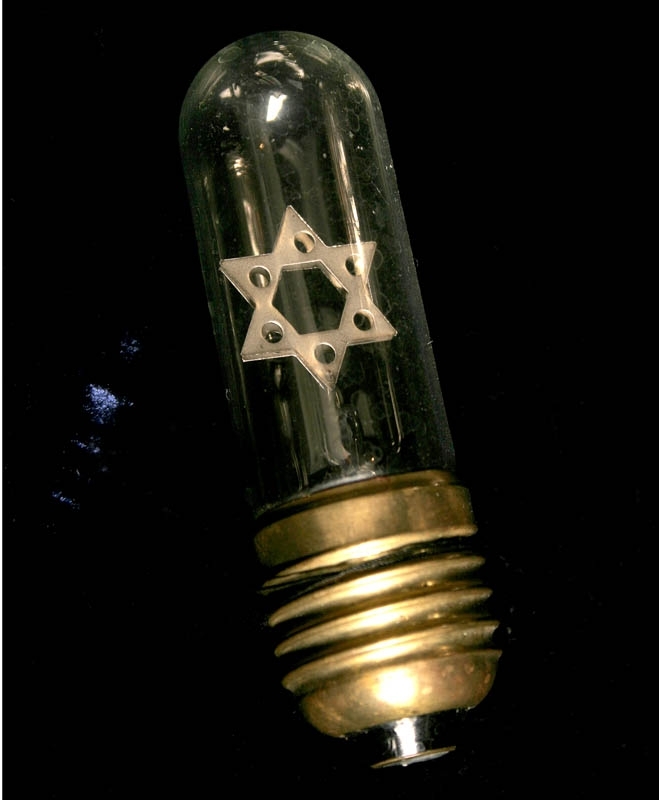 Avlång glödlampa med davidsstjärna inuti. Yahrzeit-lampa.