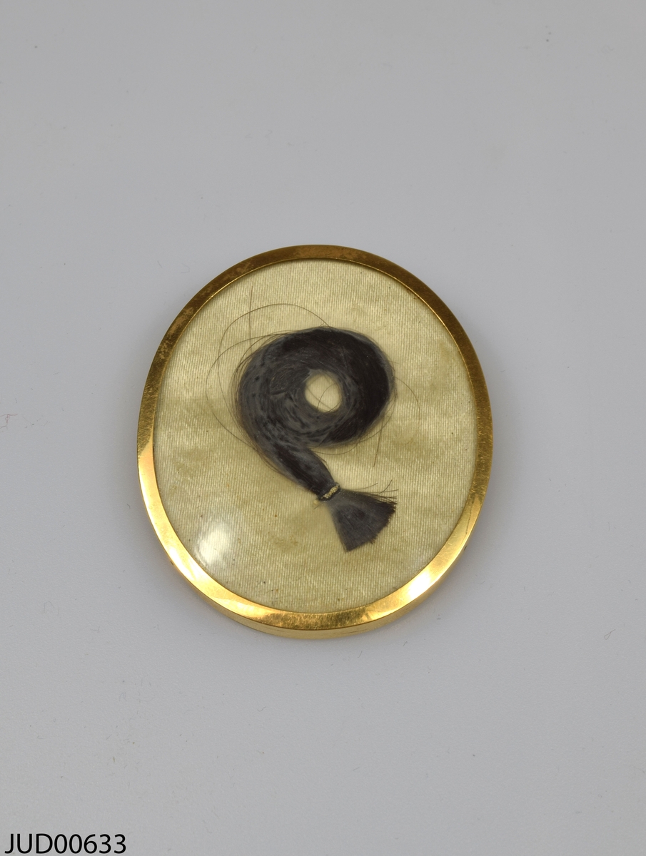 Medaljong föreställande Jacob Moses Jacobson (1773-1827). En av hans hårlockar är fastsatt på baksidan.