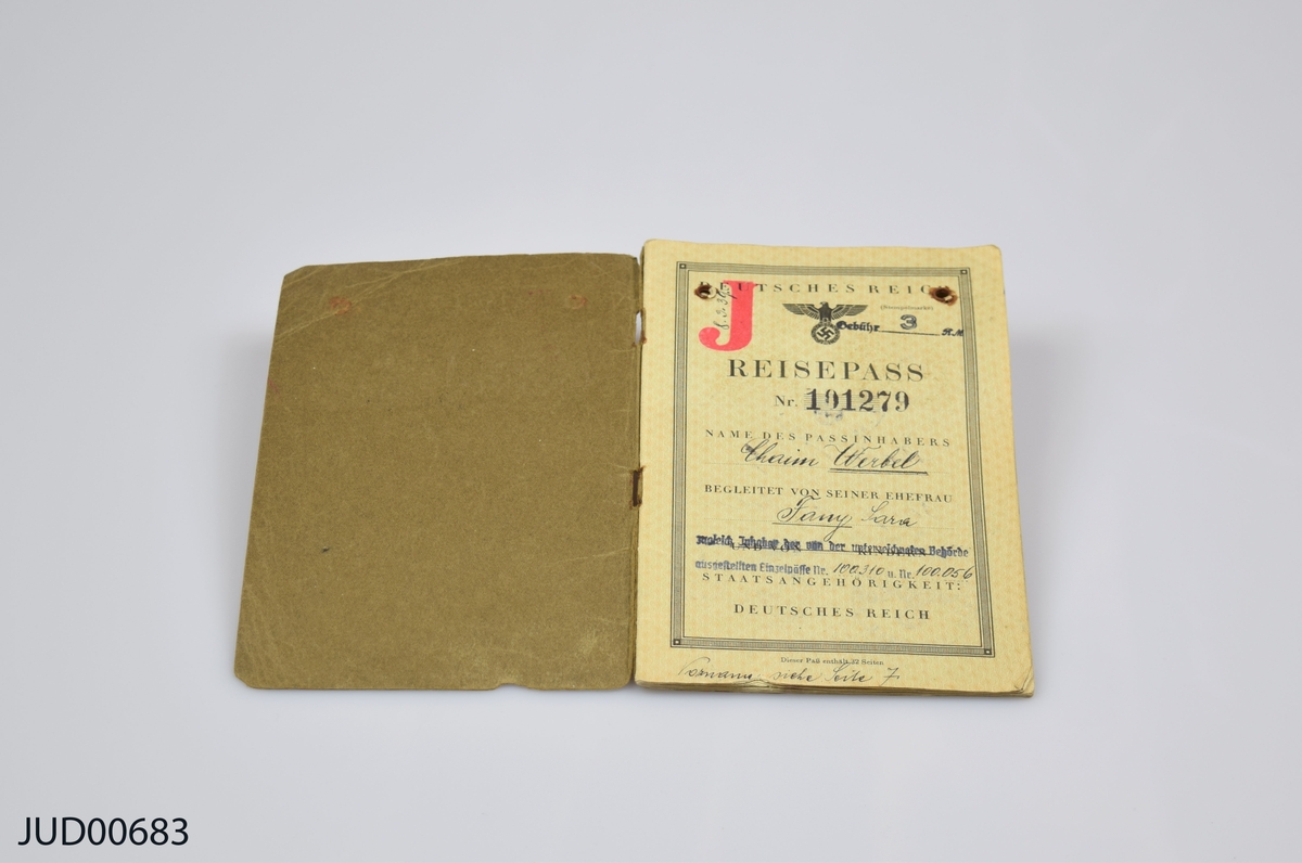 Två stycken pass, så kallade Deutsches Reich reisepass, utfärdade till Fany och Chaim Werbel, med röda, stämplade J:n inuti passen. Även kallade J-pass.