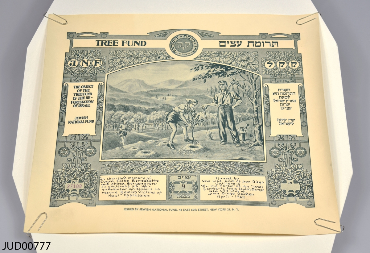 Certifikat (gåvobrev), tryckt på papper, som visar på 9 köpta träd som planterats i Israel. Till certifikatet hör även ett brev skrivet till den tidigare ägaren, samt röret som det postades i.