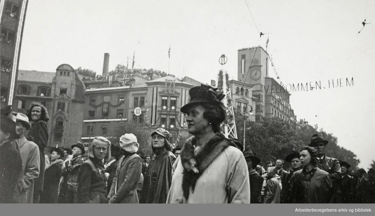 "Fra kongens hjemkomst 7 juni 1945". Rådhusplassen. Serie fotografier fra okkupasjonsårene og frigjøringsdagene i Oslo, tatt av Ole M. Engelsen.