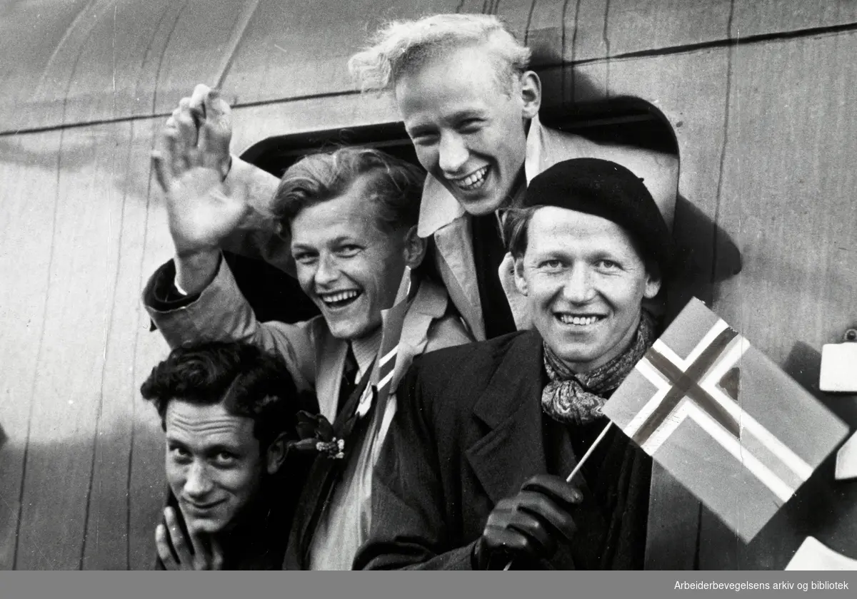 400 norske studenter i tysk fangenskap ankommer Østbanestasjonen i Oslo. 24. mai 1945.
