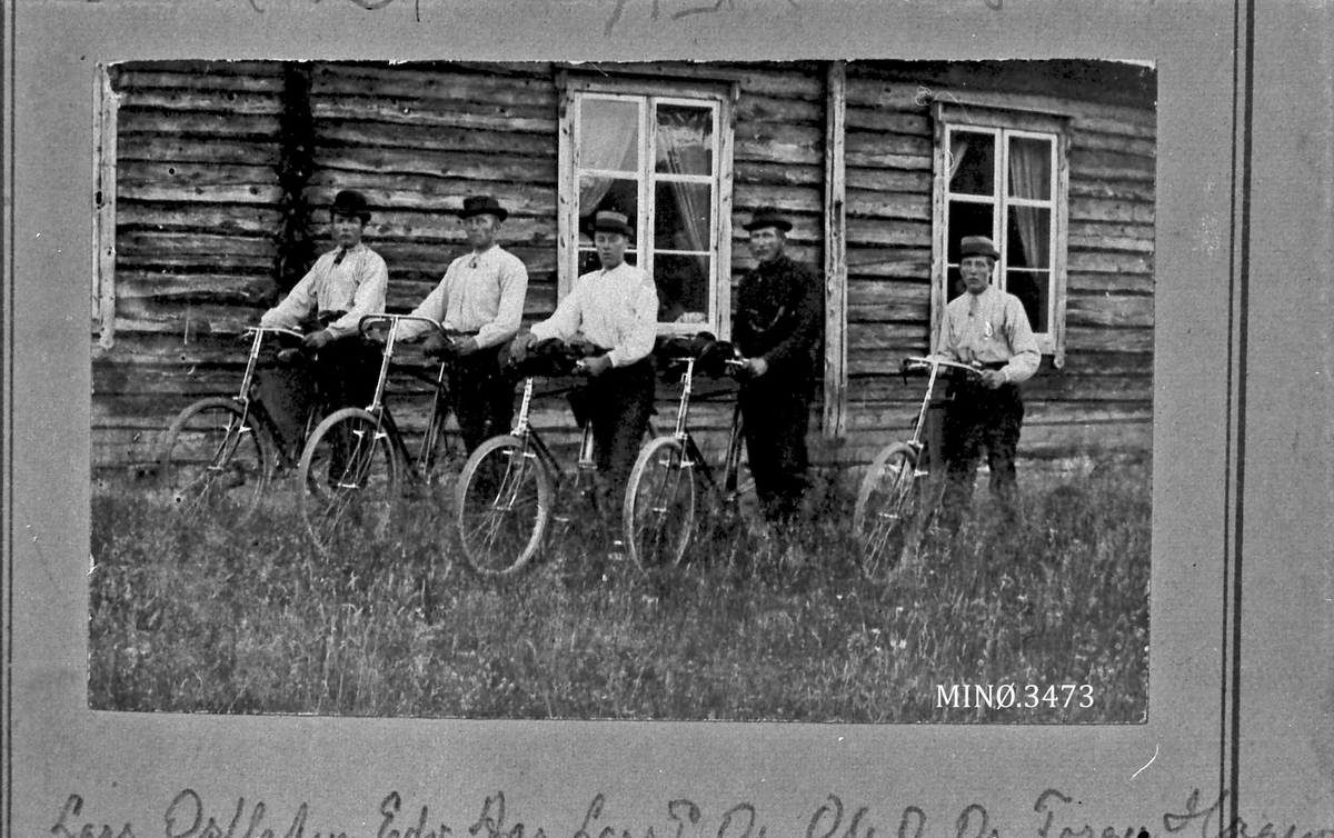Fem navngitte personer på sykkel foran hus se 16