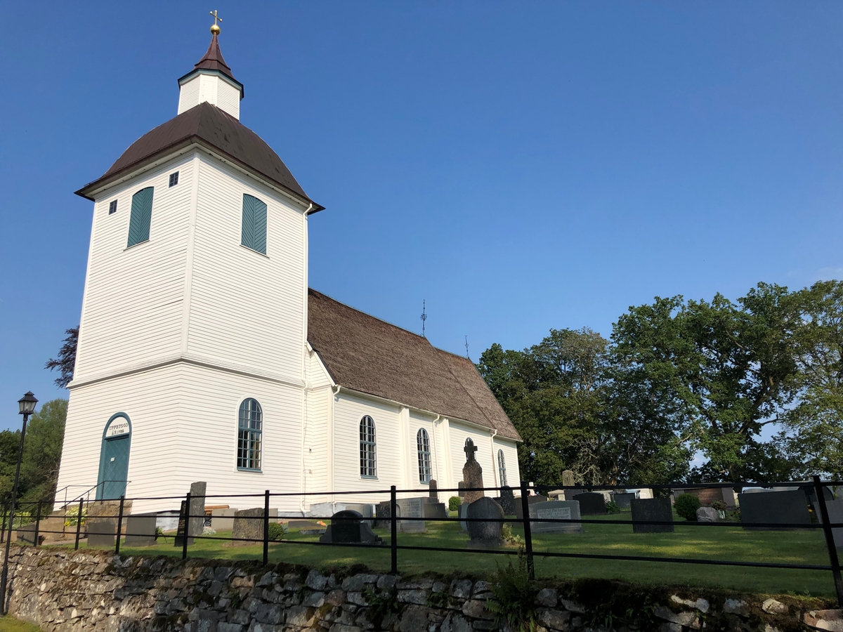 Burseryds kyrka och kyrkogård. Burseryds socken, Gislaveds kommun.