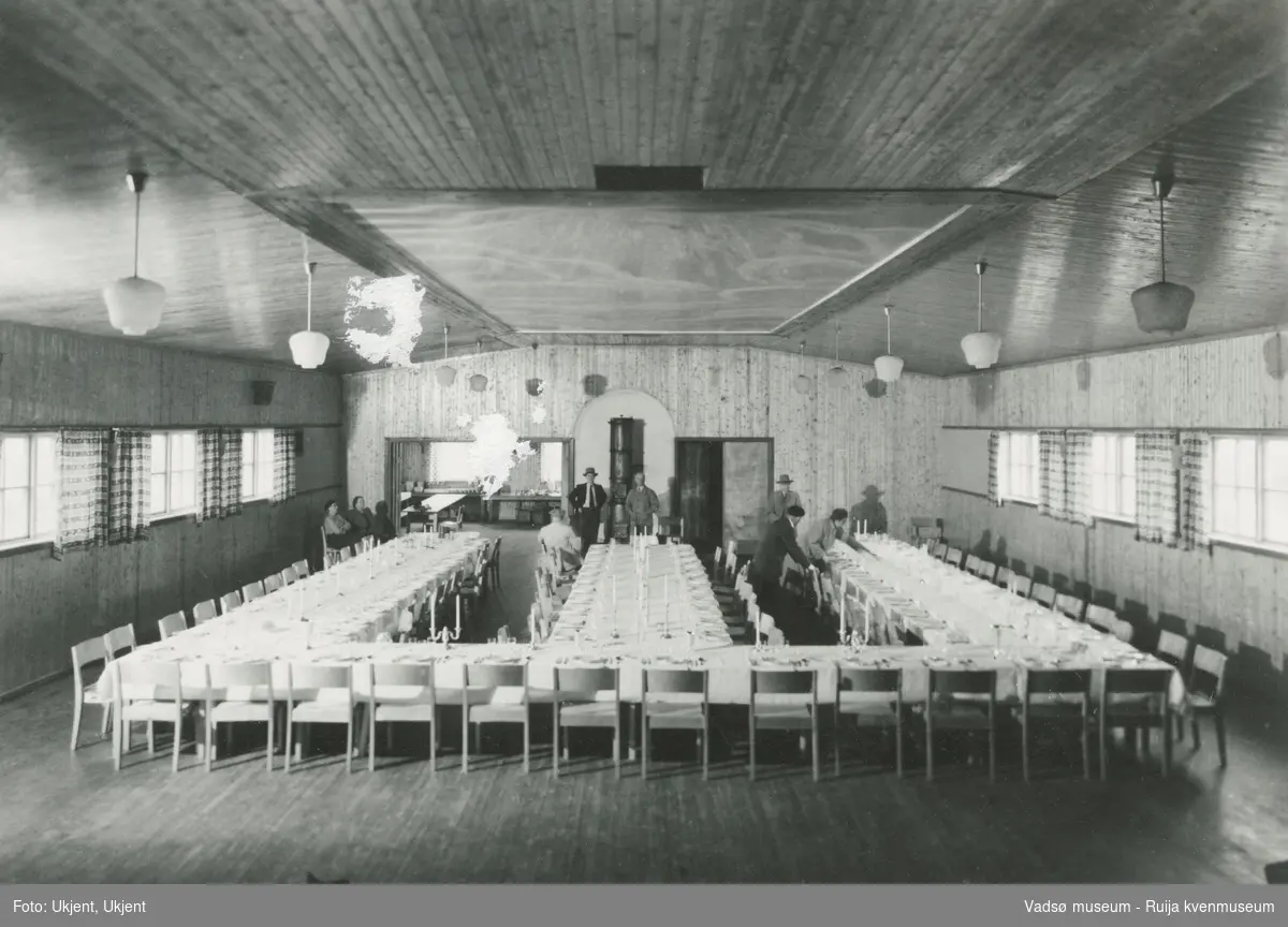 Vadsø, Vårbrudd. Bygningen ble oppført i 1952.  Bordene i festsalen blir dekket og pyntet til fest.