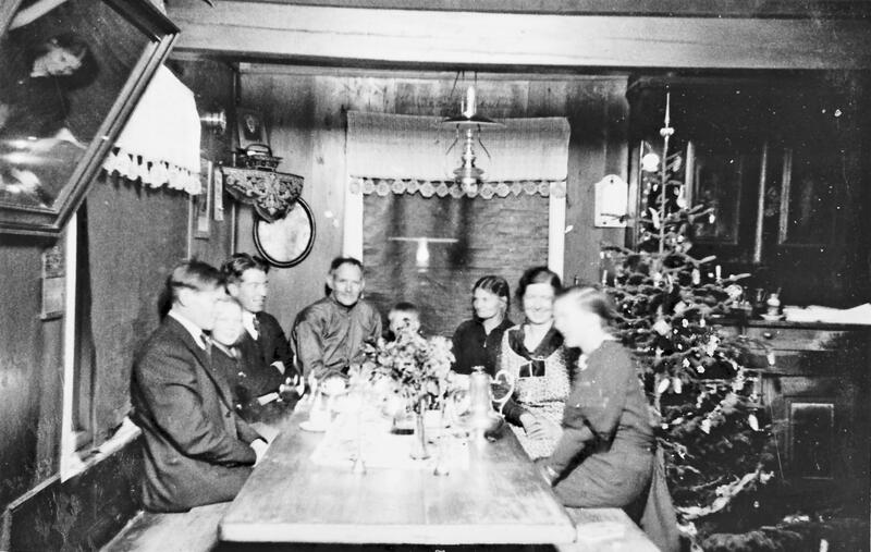 julekveld folk sitter rundt bordet