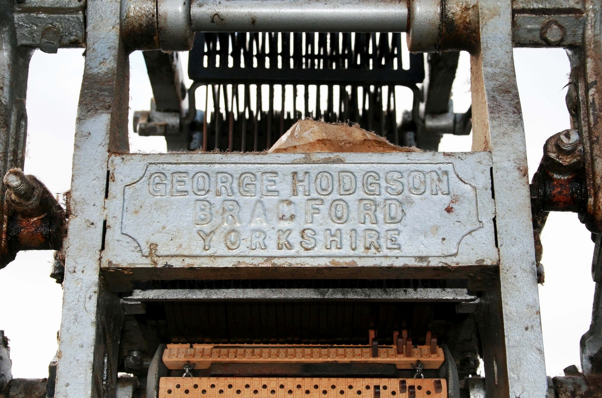 Vävstol av märket British Northrop Loom Co. Försedd med skaftmaskin av engelska märket "George Hodgson". Automatisk spolväxling. 

Funktion: Vävning av tyger

Använt och donerat av ett textilföretag i Örby.
