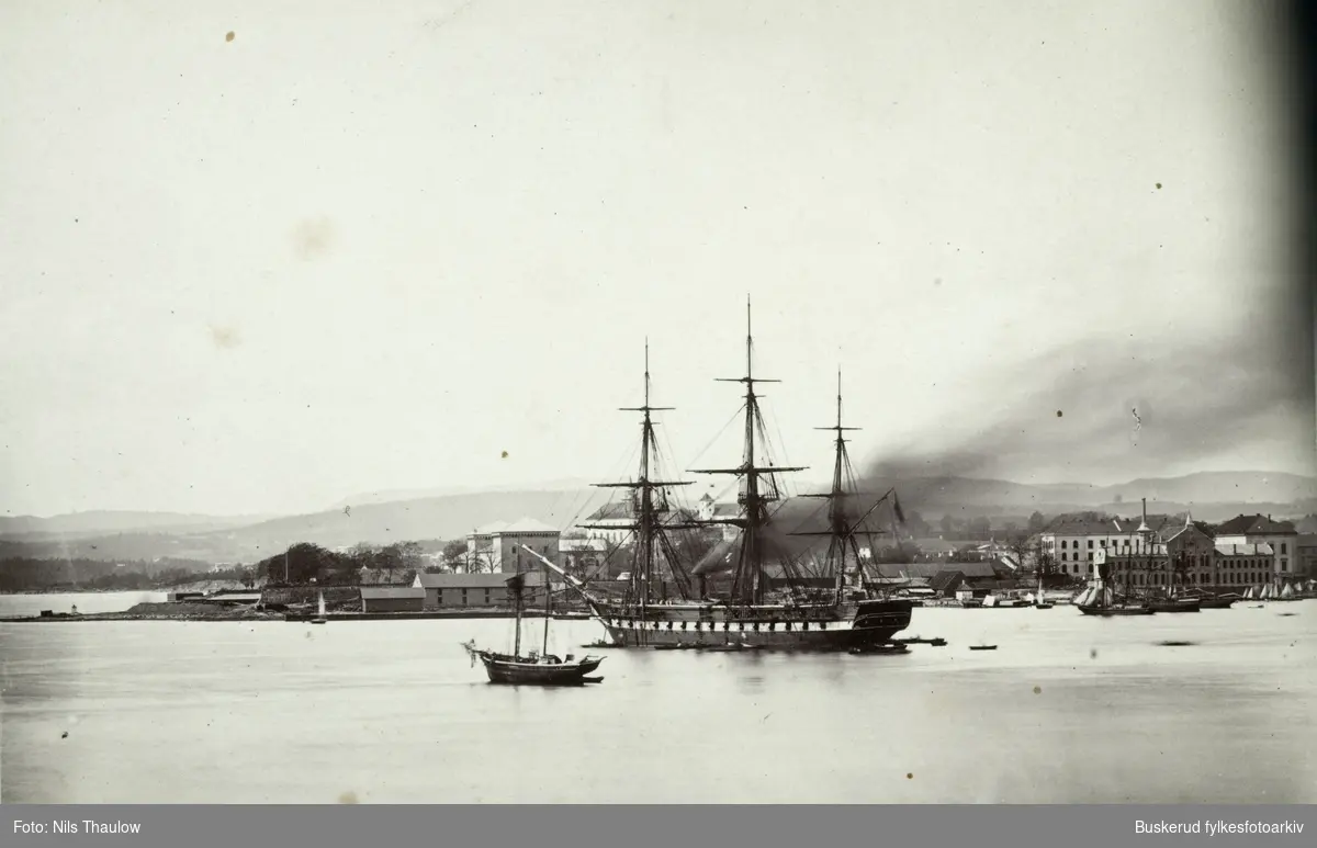 Dampfregatten «Kong Sverre» var en fregatt i den norske marinen, sjøsatt i 1860 og utstyrt med moderne og svært kraftig skyts. Fregatten var bygget i treverk, som begynte å bli utdatert og sårbart for moderne artilleri. Allerede 13. august 1864, samme år som kommandoen ble heist, ble kommandoen strøket, og fregatten langt i opplag. Oslo Havn

