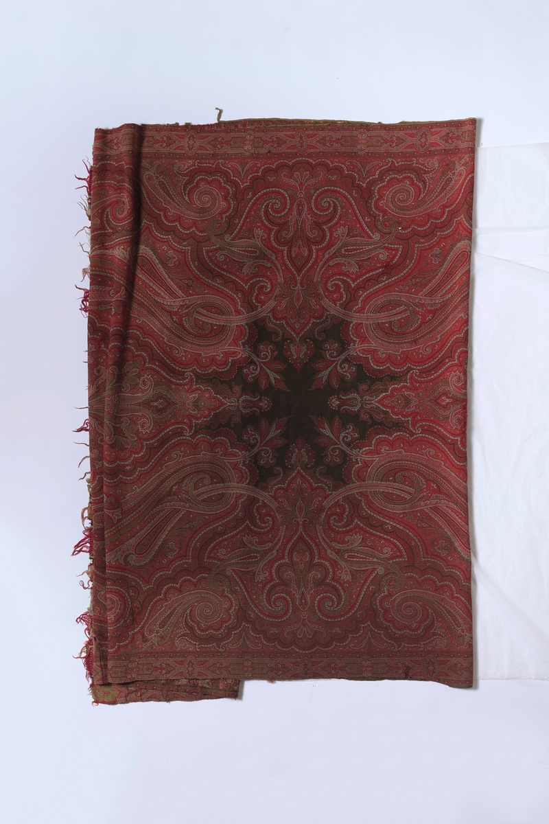 Form: Persisk mønster: rød, brun med grønt, blått, orange, hvit. Teppet er fra 1920 tallet og har tilhørt fam. Blom
