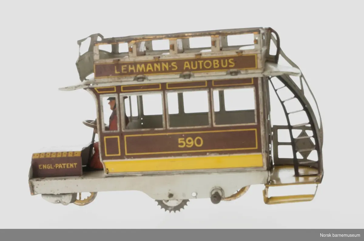 En lekebuss med vindeltrapp bak, og sjåfør med hatt fremme. det er en to etasjes buss, med åpen tak på toppen.  Bussen er opptrekkbar.