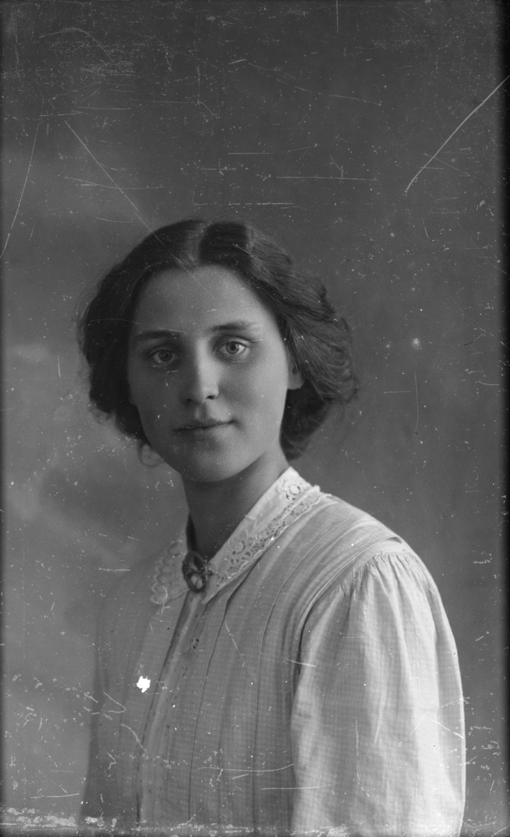 Portrett av ung kvinne