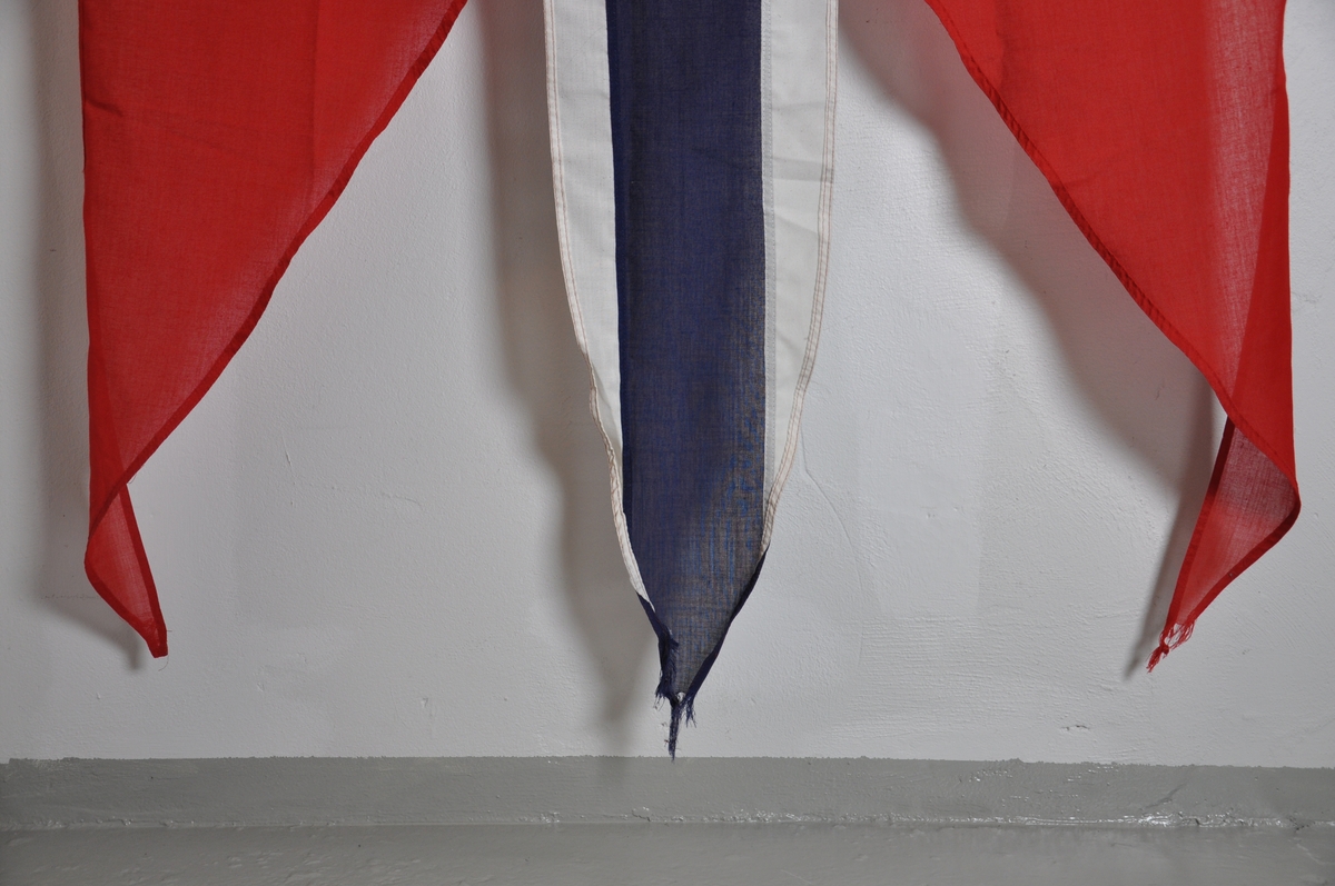 Splittflagg med posthorn. Flagget har bruksslitasje og har løse tråder i endene.
