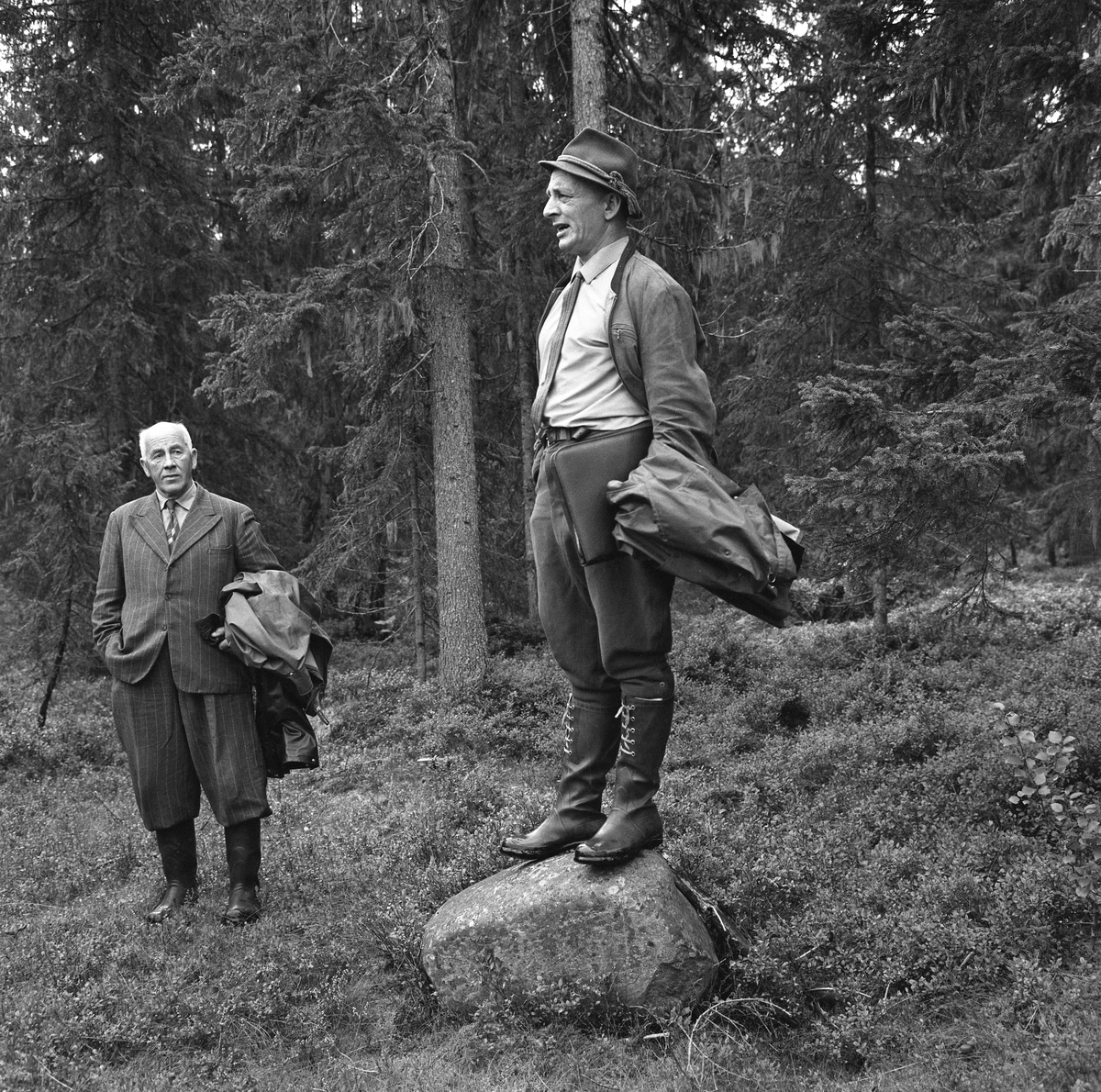 Skogdag på Jønsberg landbruksskoles skogeiendom Grøtbekklia, nær Tjernmoen i Søre Osen, Trysil, Hedmark. Mannen som sto på en stein og talte da dette fotografiet ble tatt var Per Kraft-Pettersen (1913-1968), som på dette tidspunktet var skogbrukslærer ved landbruksskolen. Kraft-Pettersen var trønder, født i Namsos, og utdannet ved skogbrukslinja på Norges landbrukshøgskole, der han tok avsluttende eksamen i 1938. Året etter ble han ansatt som herredsskogmester i Lierne i Nord-Trøndelag. Seinere var han altså skogbrukslærer, først på Jønsberg, seinere på Storsteigen landbruksskole, hvor skogbruksundervisningen var kombinert med herredsskogmesterposten i Alvdal og Folldal.

Da Kraft-Pettersen døde, publiserte regionavisa Østlendingen følgende usignerte minneord:

«Herredsskogmesteren i Alvdal og Folldal, Per Kraft-Pettersen, døde plutselig onsdag. Det var hjertet som sviktet, og han ble bare 55 år gammel. 
Per Kraft-Pettersen var født og oppvokst i Namsos, og tok eksamen ved Norges Landbrukshøyskoles skogbrukslinje i 1938. Han var herredsskogmester i Lierne i Namdalen fra 1938, deretter skogbrukslærer ved Jønsberg landbruksskole, og på slutten leder av skolens skogbruksavdeling, i til sammen 10 år inntil han tiltrådte som herredsskogmester i Alvdal/Folldal og som skogbrukslærer ved Storsteigen landbruksskole høsten 1965. Han var kjent som en særdeles dyktig pedagog, og var ellers en vidsynt og allsidig skogens mann som de siste årene ikke minst interesserte seg for det nye begrepet utmarksnæring i dets videste betydning. I tråd med dette var han bl. a. formann i Alvdal Reisetrafikklag ett år, formann i Alvdal tiltaksnemnd og i aksjonskomiteen mot forurensing av Folla, og med i styret for Nord-Østerdal Forsøksring. Han var en rettfram og særdeles omgjengelig type som det var lett å komme på talefot med både i embeds medfør og ellers. Det blir tomt etter Per Kraft-Pettersen både i skogen i Alvdal/Folldal og i bygdebildet for øvrig.»