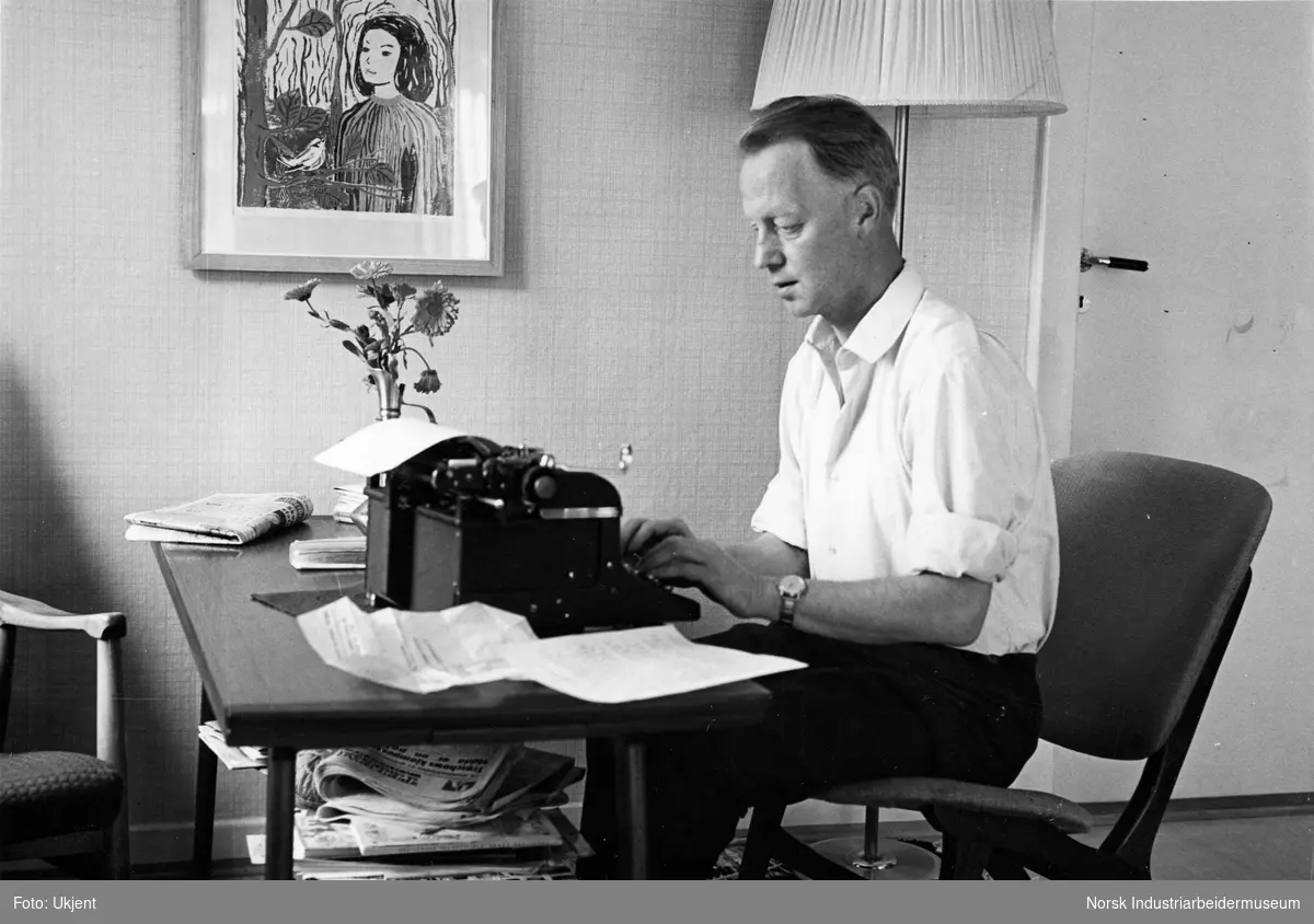 Sverre Gustavsen i arbeid med skrivemaskin hjemme