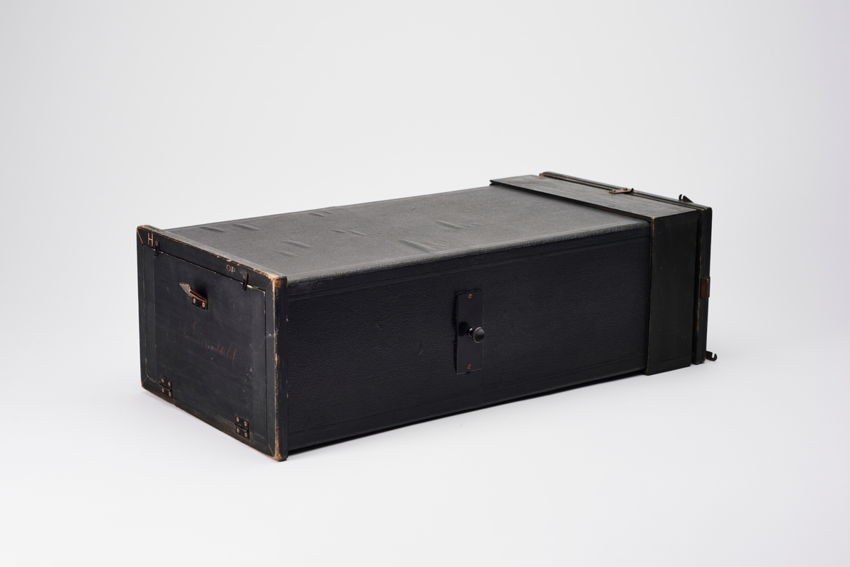 Kontaktkopieringsapparat for stereofotografier, med fire rammer. Stereokopieringsenheten ble produsert på slutten av 1800- til begynnelsen av 1900-tallet, og benyttet dagslys som lyskilde for å kontaktkopiere svart-hvitt glassplater. Denne tilhørte arkitekt Hans Grendahl (1877-1957).