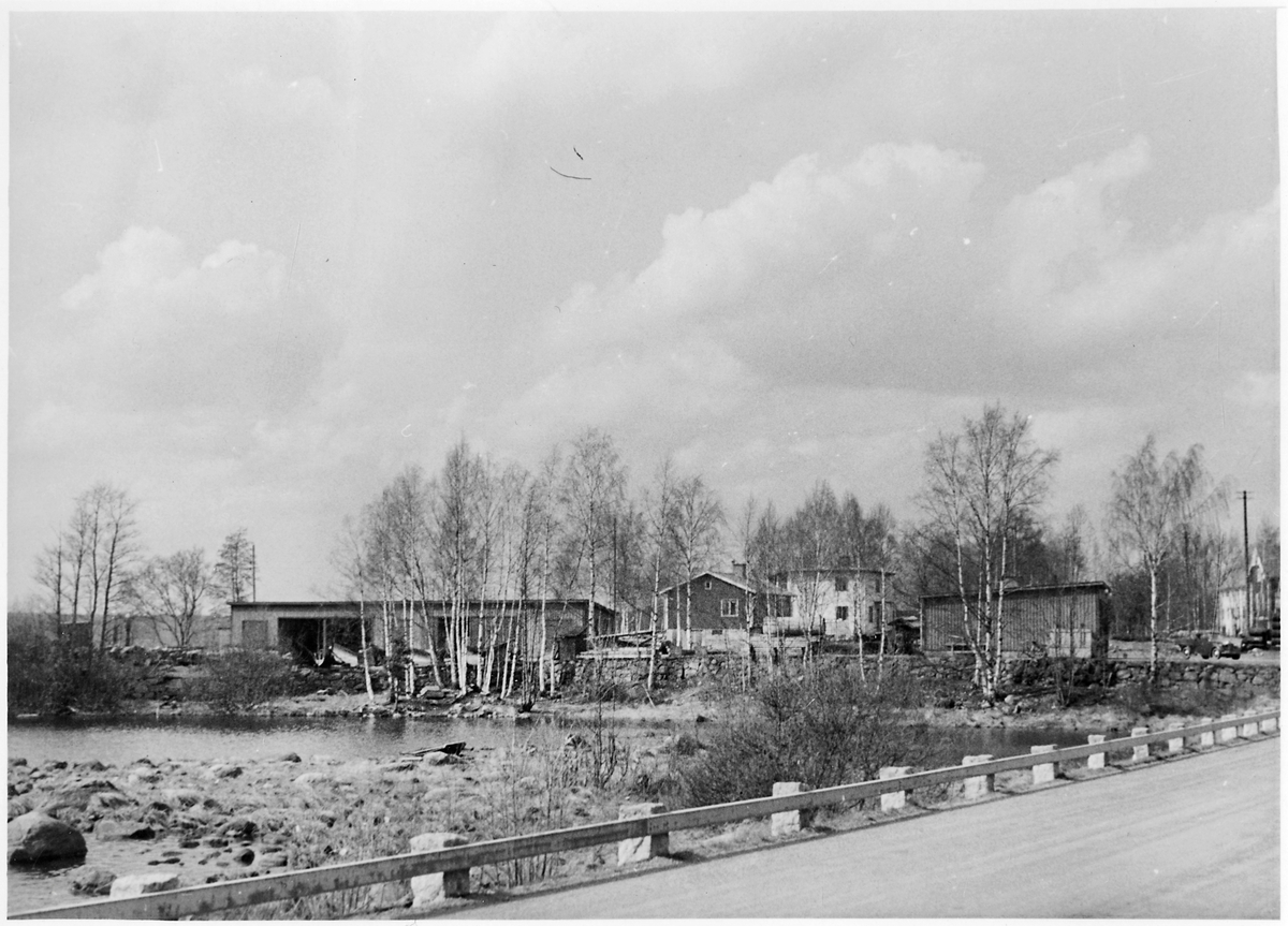 Vägstation T4, Svartå. Vy mot vägstationen med olika förrådsbyggnader och garagebyggnad. Invid väg.