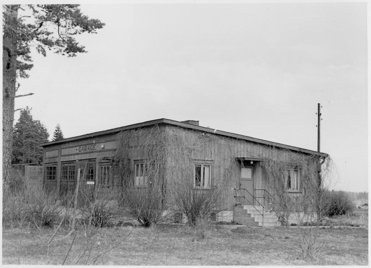 Vägstation T4, Svartå, filial Kvistbro. Garagebyggnad, med text ovanför portarna "Garage", kontor till höger, eventuellt tjänstebostad för vägmästaren i högra gaveldelen.
