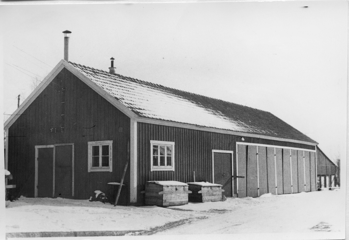 Vägstation Vmo X2, Kungsgården. Garagebyggnad, framför byggnaden två redskapslådor.