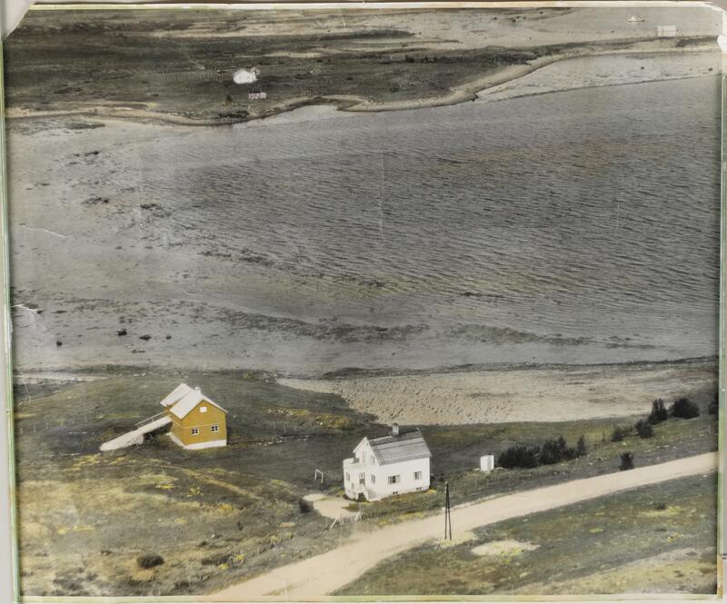 På flyfoto fra 1963 ses utedoen til høyre for bolighuset. (Foto/Photo)